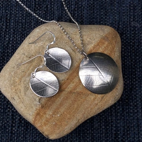 Silver jewellery with leaf pattern